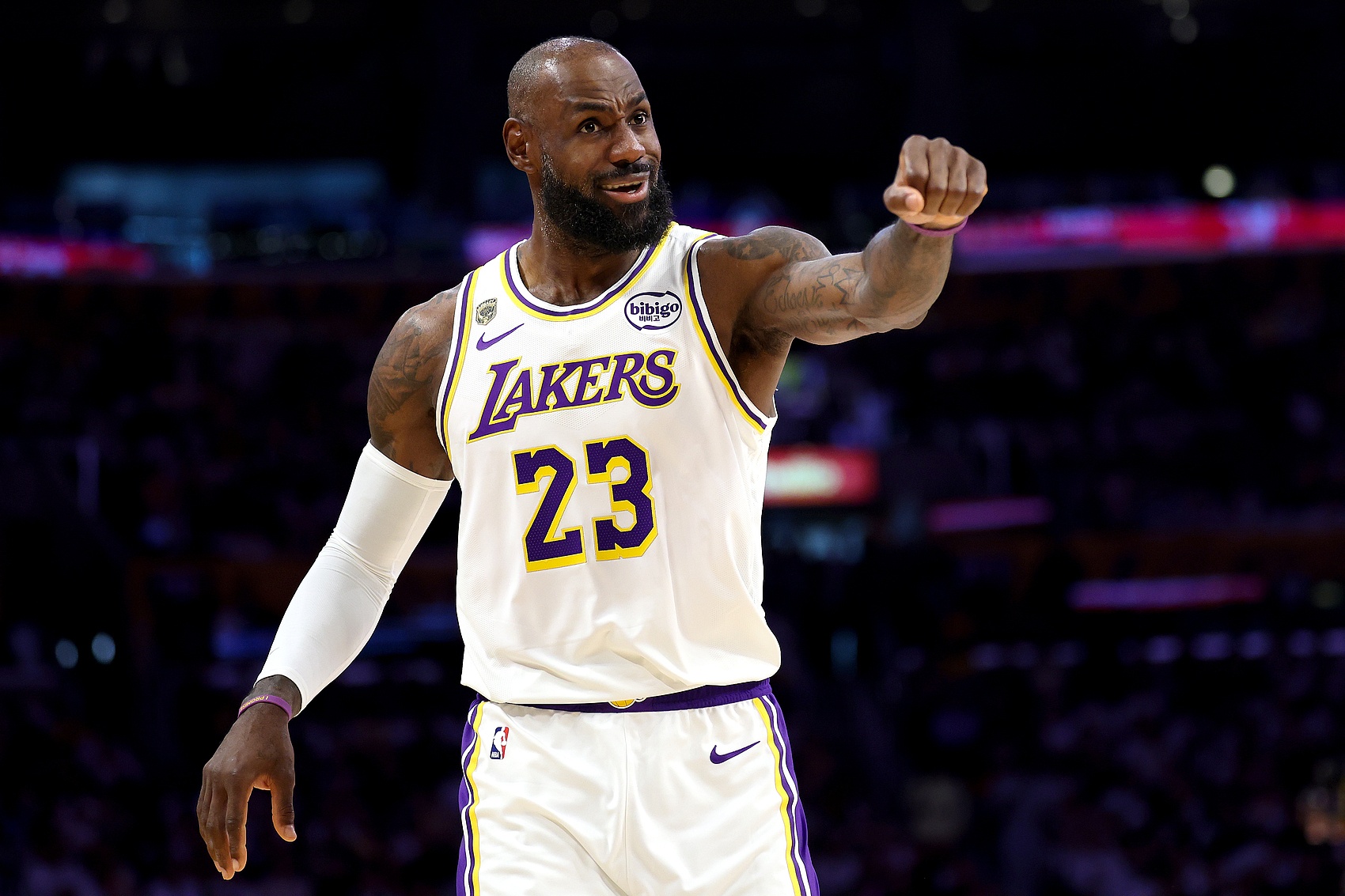 美记：老詹上赛季发挥出色只排18值得质疑 为何低于库里KD伦纳德