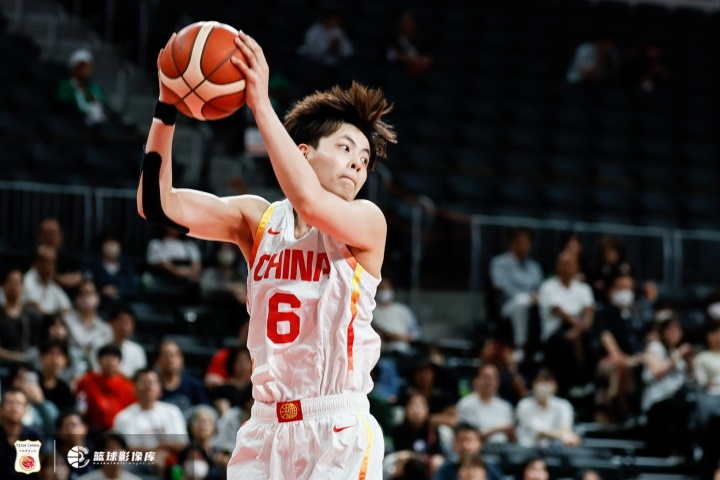 砍瓜切菜！杨舒予半场9中8独得18分3板2助2断 正负值+17